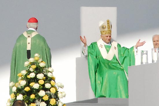 Papst Benedikt XVI in Riem (Foto: Ingrid Grossmann)
